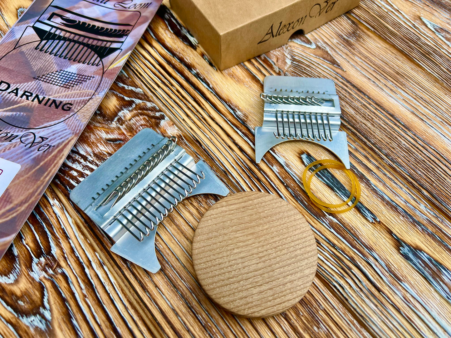 Small loom, Speedweve type, in wooden box