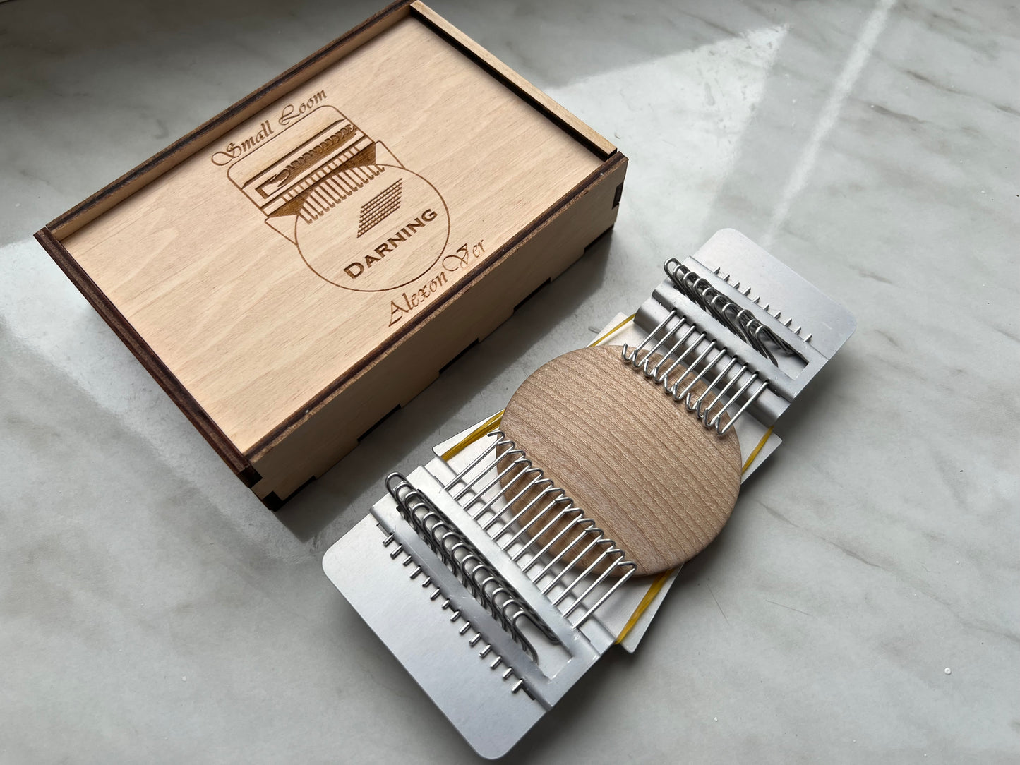 Small loom, Speedweve type, in wooden box