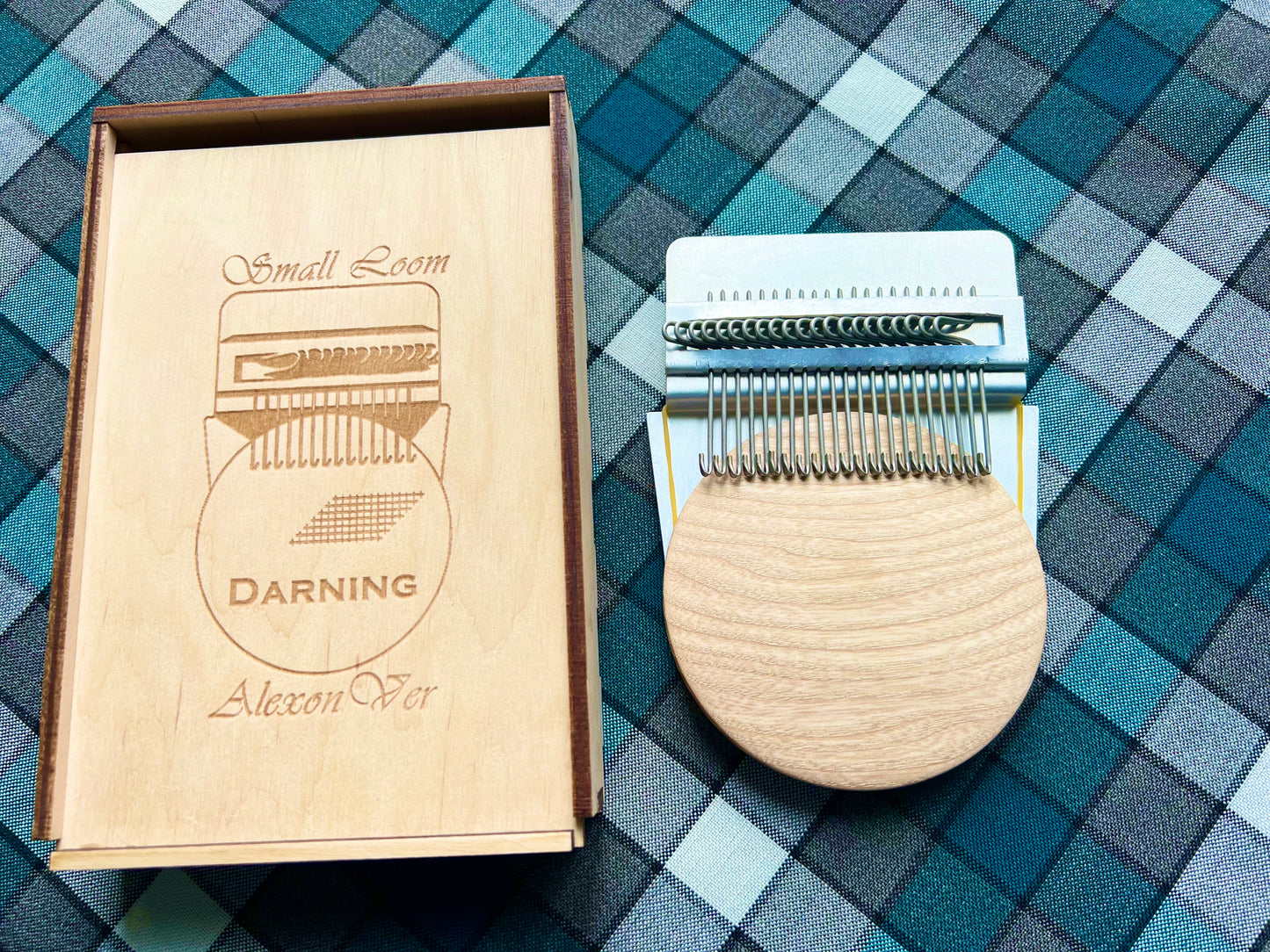 Speedweve has 21 hooks, in wooden box