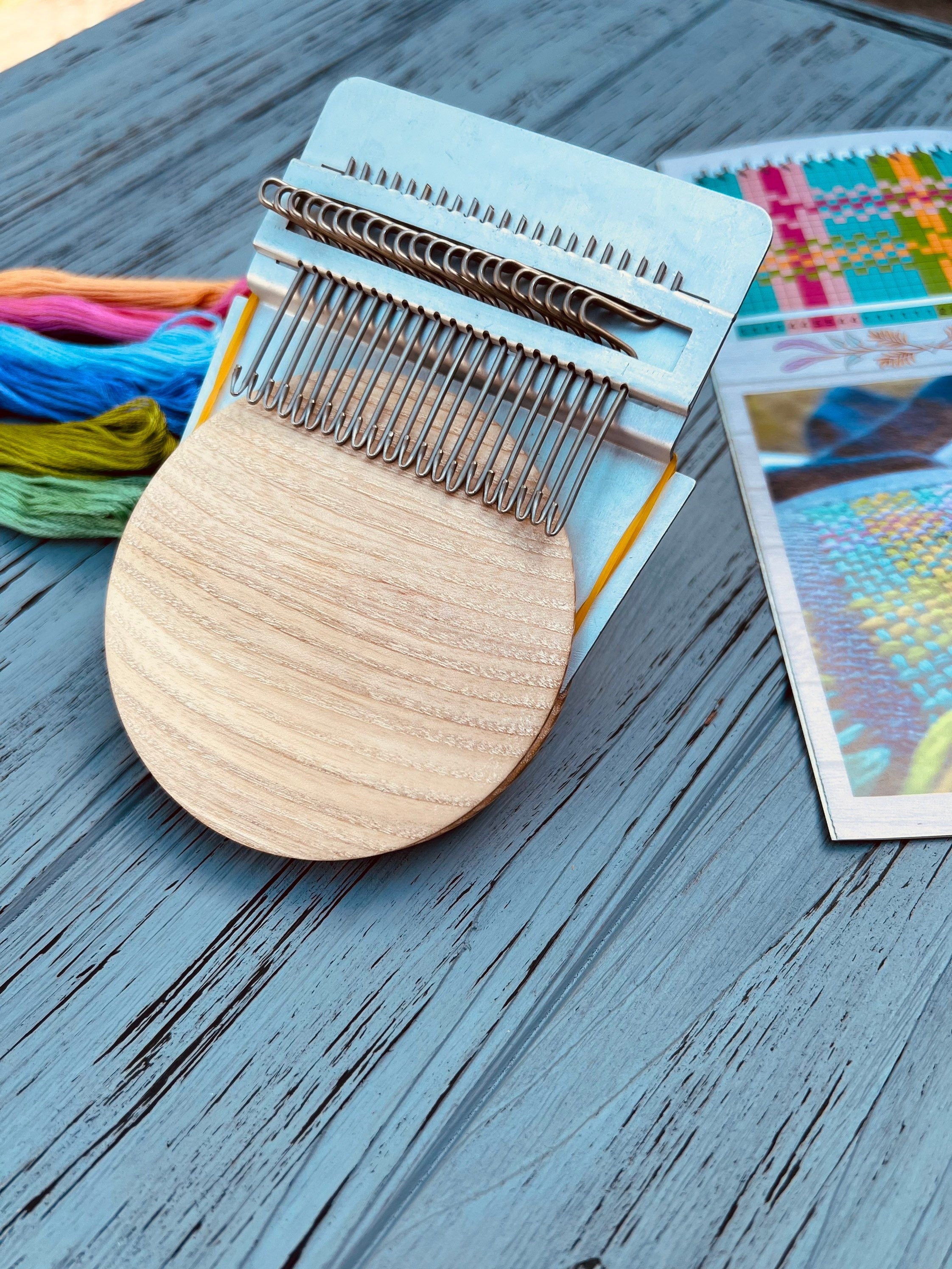 Kleine weefgetouw Speedweve Type Weave Tool, Reparatie Tool Kit Houten Handige Stopmachine Loom Stopgereedschap Metaal DIY Textiel Gereedschap Kan Kleding en Jeans Snel en Gemakkelijk Worden Hersteld Kleine weefgetouw Speedweve Type Weave Tool, Reparatie Tool Kit Houten Handige Stopmachine Loom Stopgereedschap Metaal DIY Textiel Gereedschap Kan Kleding en Jeans Snel en Gemakkelijk Worden Hersteld