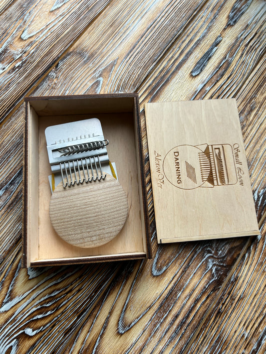 Weaving loom for clothes repair, Has 10 hooks, in wooden box