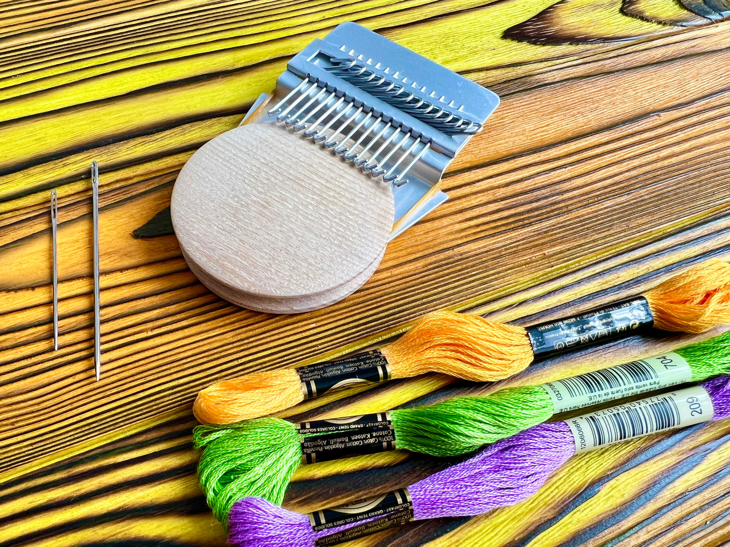 Darning loom, Speedweve type, Rapid darner, Mom hobie, with a set of needles and yarns