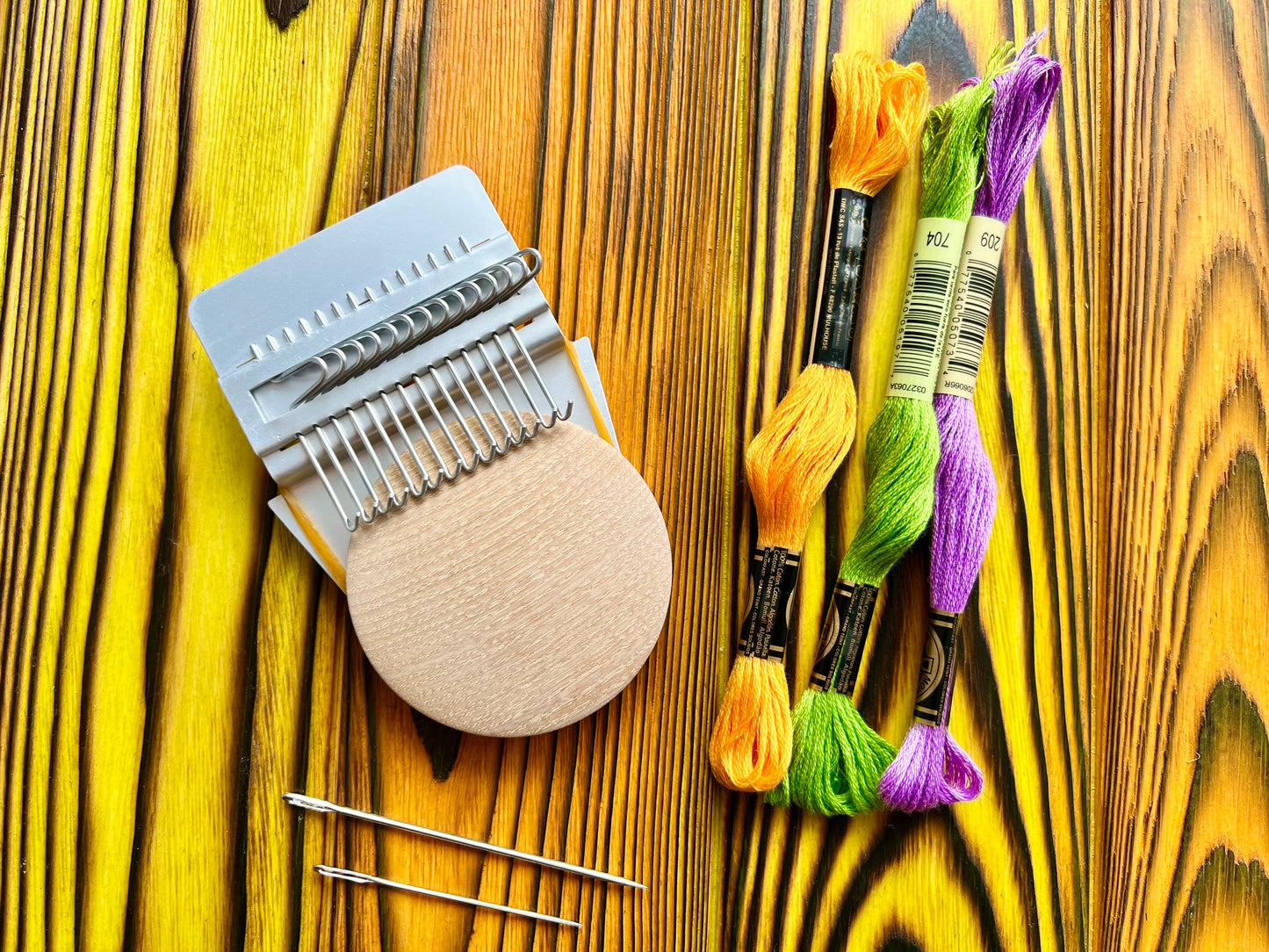 Darning loom, Speedweve type, Rapid darner, Mom hobie, with a set of needles and yarns