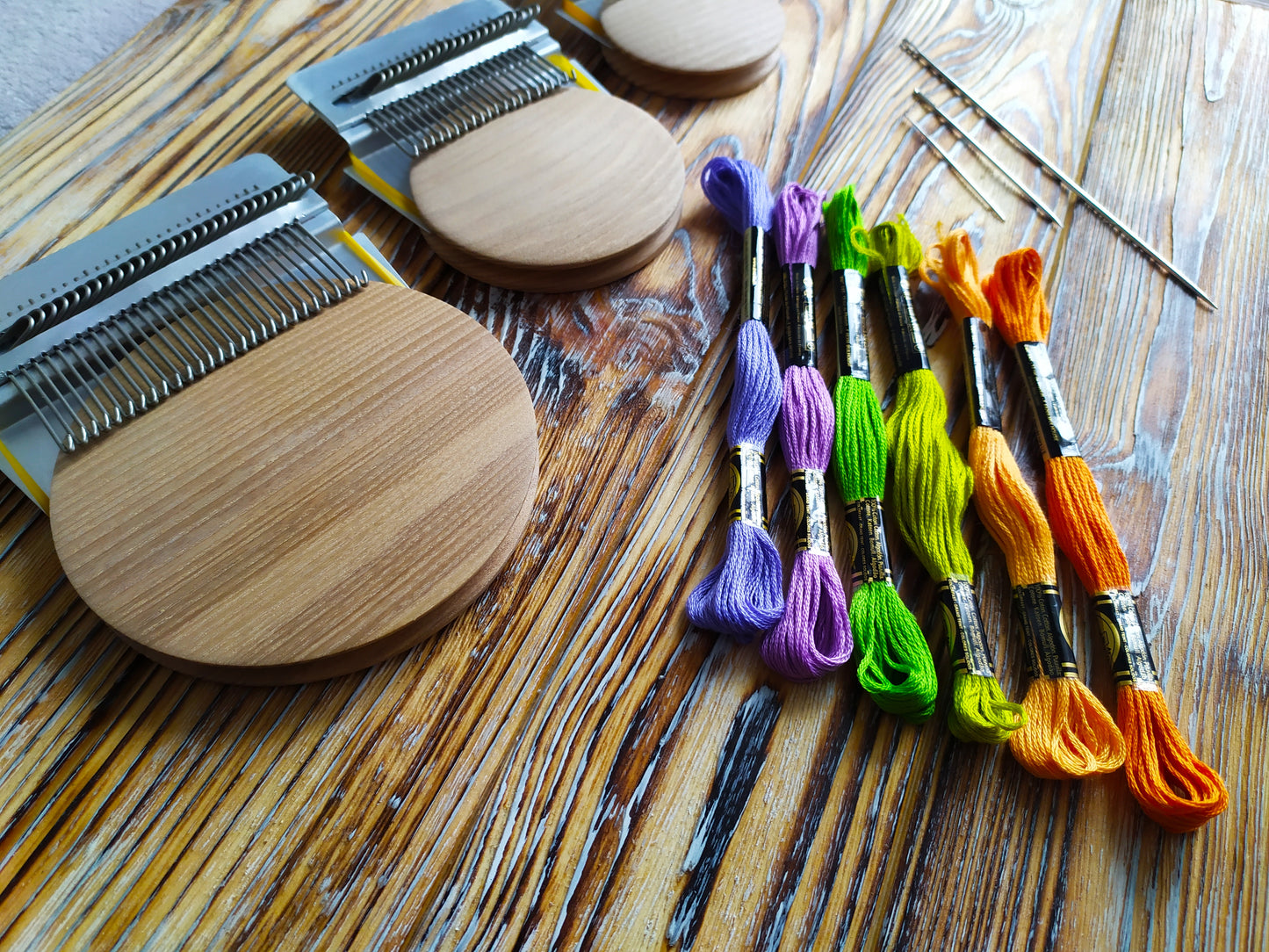 Set of three mending loom/tools 28 hooks, 21 hooks, 14 hooks/ Speedweve type/ with a set of needles and yarns.