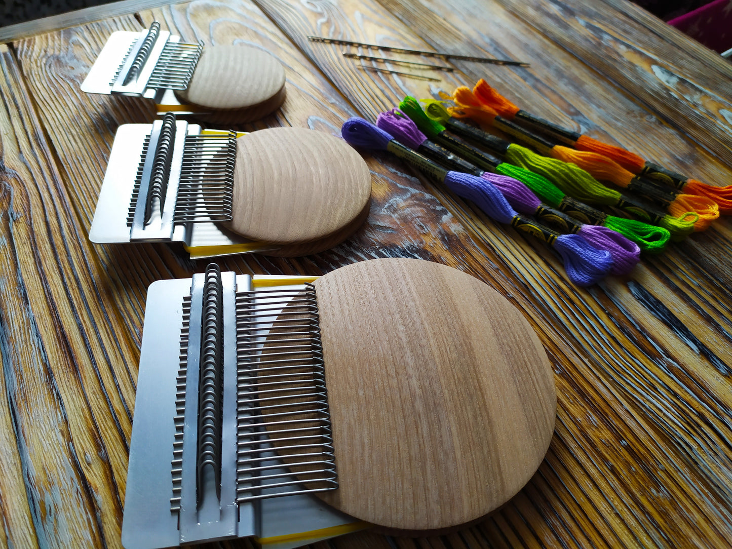 Set of three mending loom/tools 28 hooks, 21 hooks, 14 hooks/ Speedweve type/ with a set of needles and yarns.